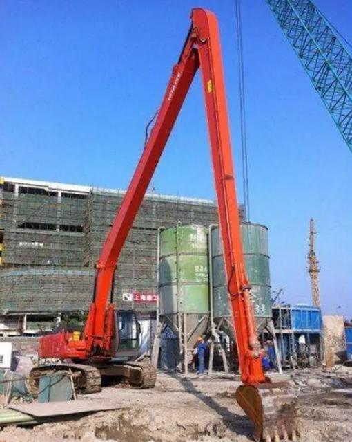 长臂挖机如何破解复杂环境下的拆除难题