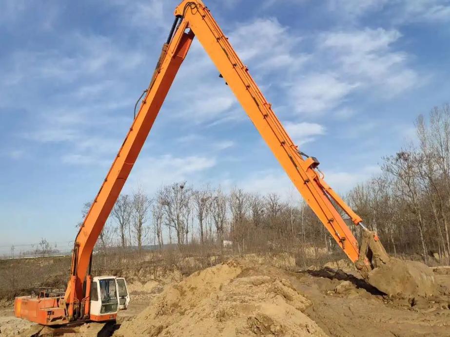 加长臂挖掘机的行驶要稳固才能更好的工作