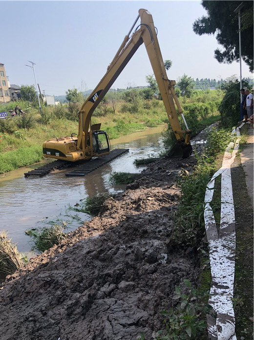 重庆普通挖机和船挖掘机的区别